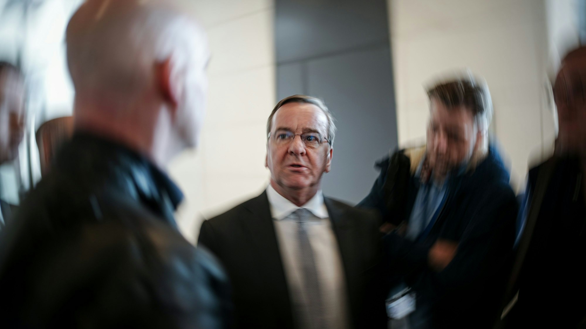 Boris Pistorius spricht mit Journalisten.