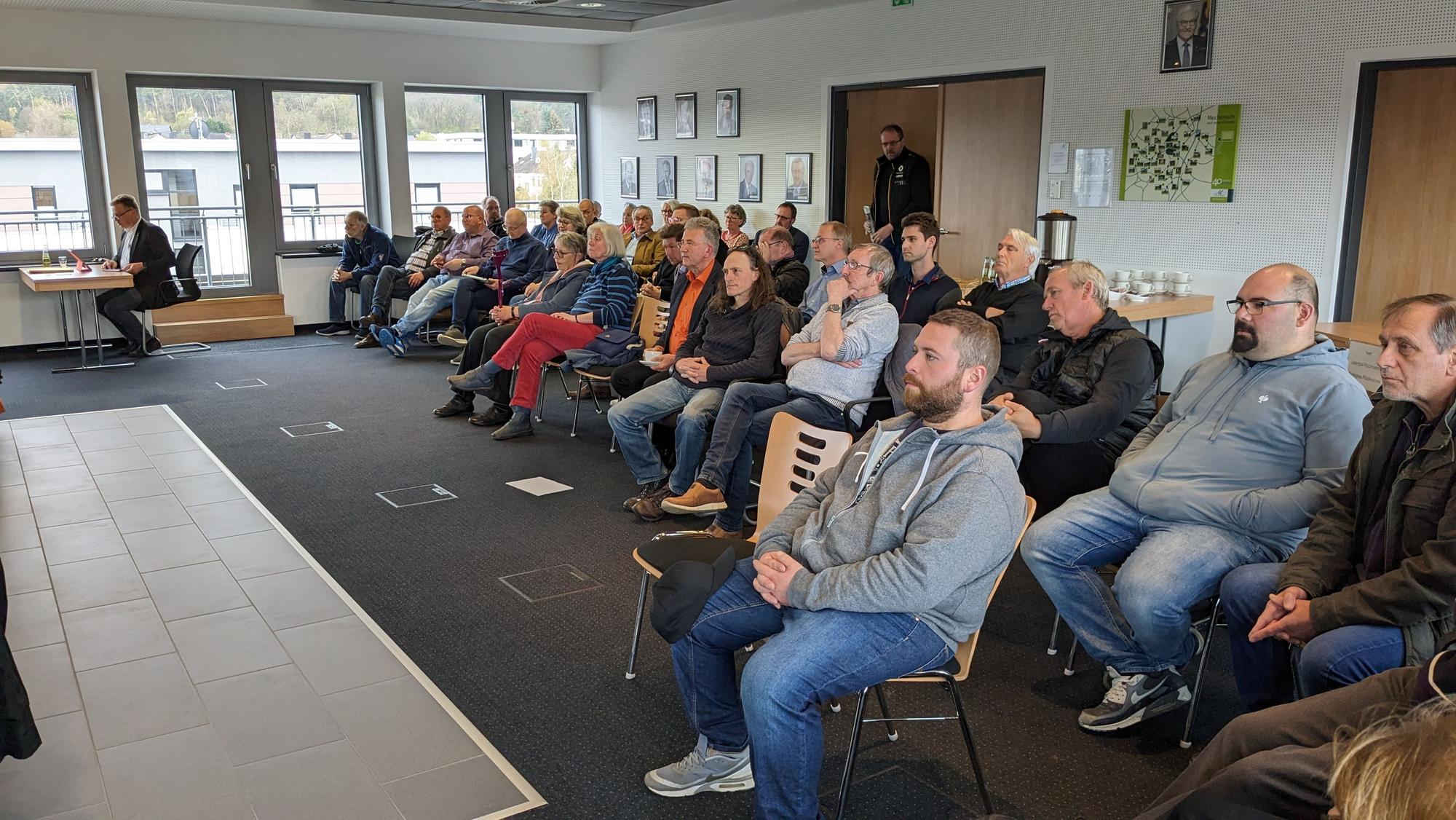 Aufmerksam verfolgen Satzveyer Bürger die Diskussion im Mechernicher Planungsausschuss.