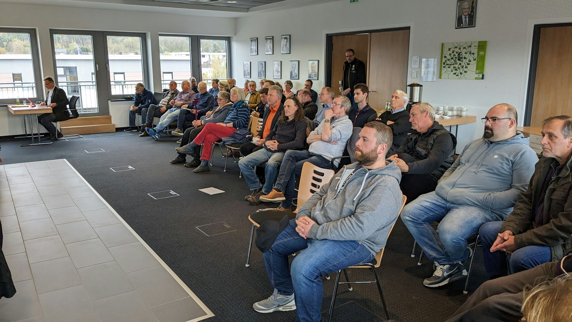 Aufmerksam verfolgen Satzveyer Bürger die Diskussion im Mechernicher Planungsausschuss.
