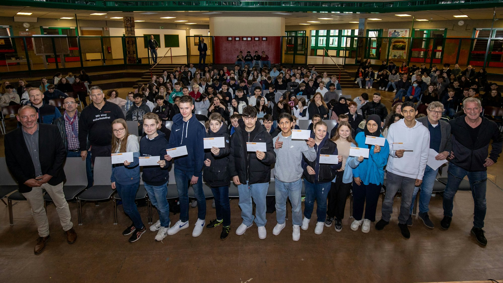 Schüler, Lehrer und Vertreter der Handwerksbetriebe am 20.04.2023 bei der Preisvergabe für die besten Ergebnisse bei den Eignungstests am Schulcampus in Meckenheim. Foto Copyright: Petra Reuter