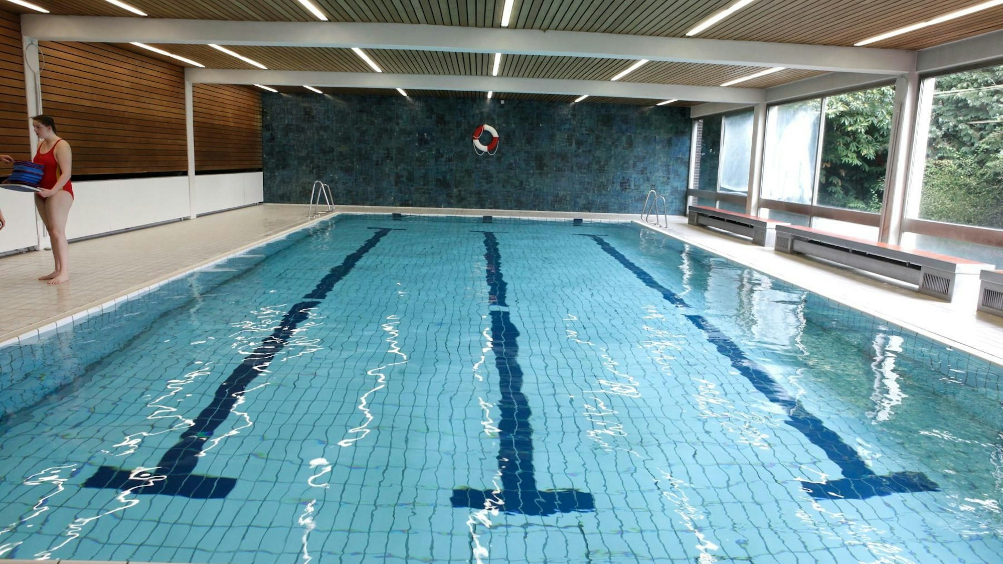 Das Foto zeigt das Hallenbad am Mohnweg in Bergisch Gladbach-Refrath