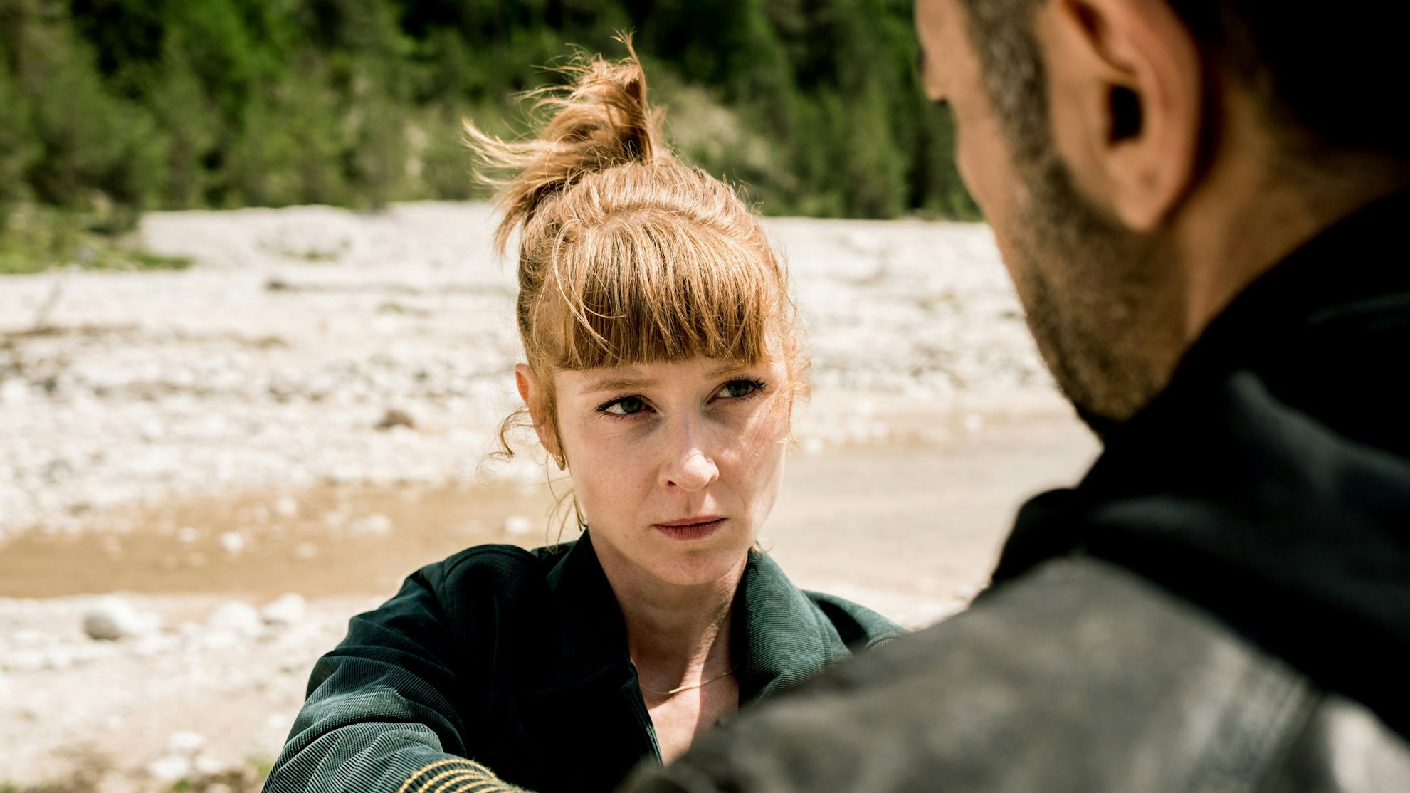 Komissarin Toni Brandner (Sarah Bauerett) ist gemeinsam mit BKA-Ermittler Cuma Ozan (Mehmet Kurtulus) an einem Flussufer zu sehen.