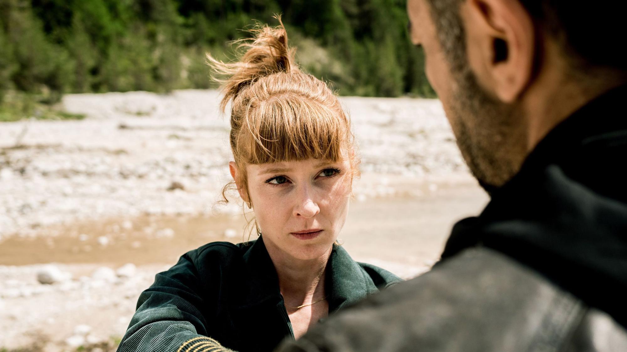 Komissarin Toni Brandner (Sarah Bauerett) ist gemeinsam mit BKA-Ermittler Cuma Ozan (Mehmet Kurtulus) an einem Flussufer zu sehen.
