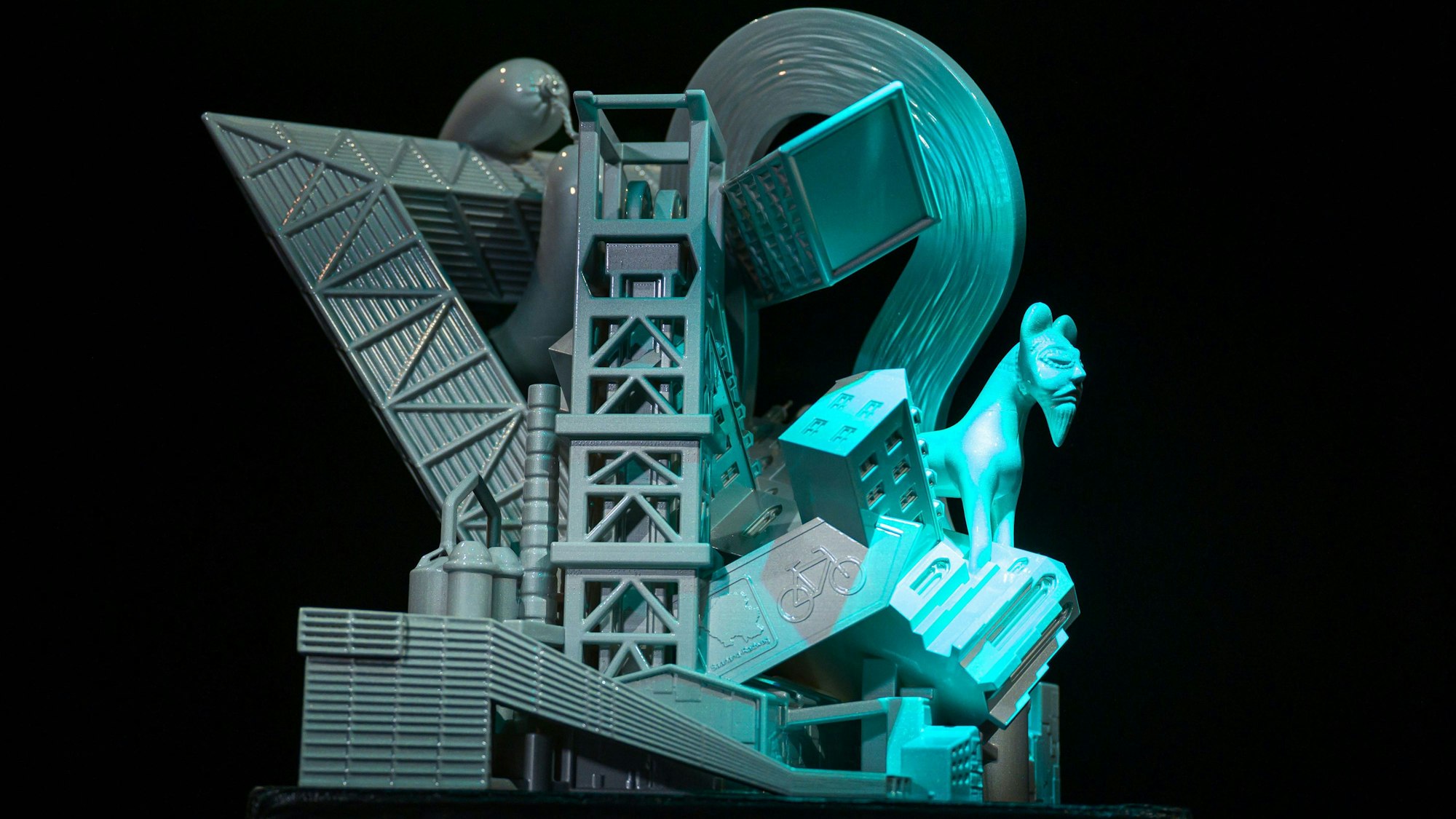 Mit einem großen Modell wurde das Saarvenir, das offizielle Souvenir des Saarlandes, am Donnerstag vorgestellt. Die Reaktionen auf das Objekt fallen jedoch wenig positiv aus.