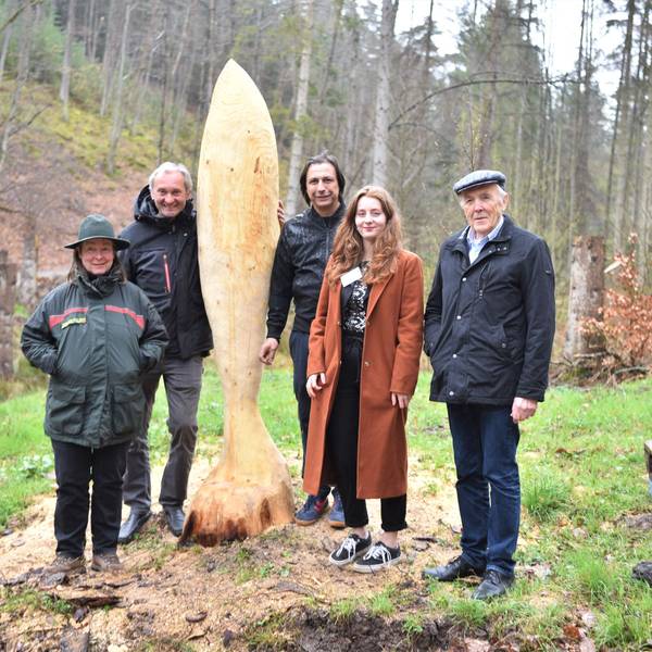 Hoffen auf rege Teilnahme: Revierförsterin Ute Hass (v.l.), Bildhauer Holger Hagedorn und Ernesto Marques, Marielle Bruno De Sá (stellvertende Direktorin) und Direktor Prof. Dr. Frank Günter Zehnder.