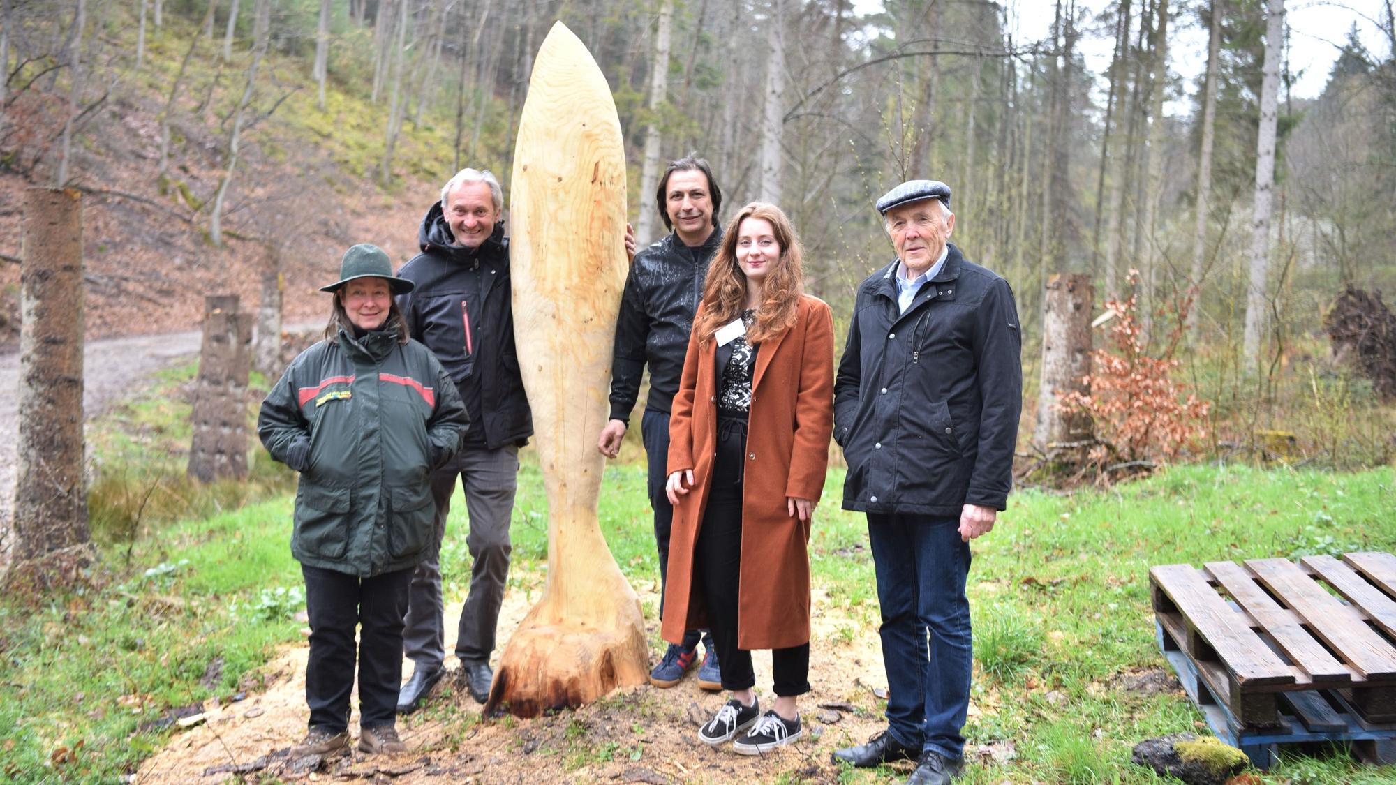 Hoffen auf rege Teilnahme: Revierförsterin Ute Hass (v.l.), Bildhauer Holger Hagedorn und Ernesto Marques, Marielle Bruno De Sá (stellvertende Direktorin) und Direktor Prof. Dr. Frank Günter Zehnder.