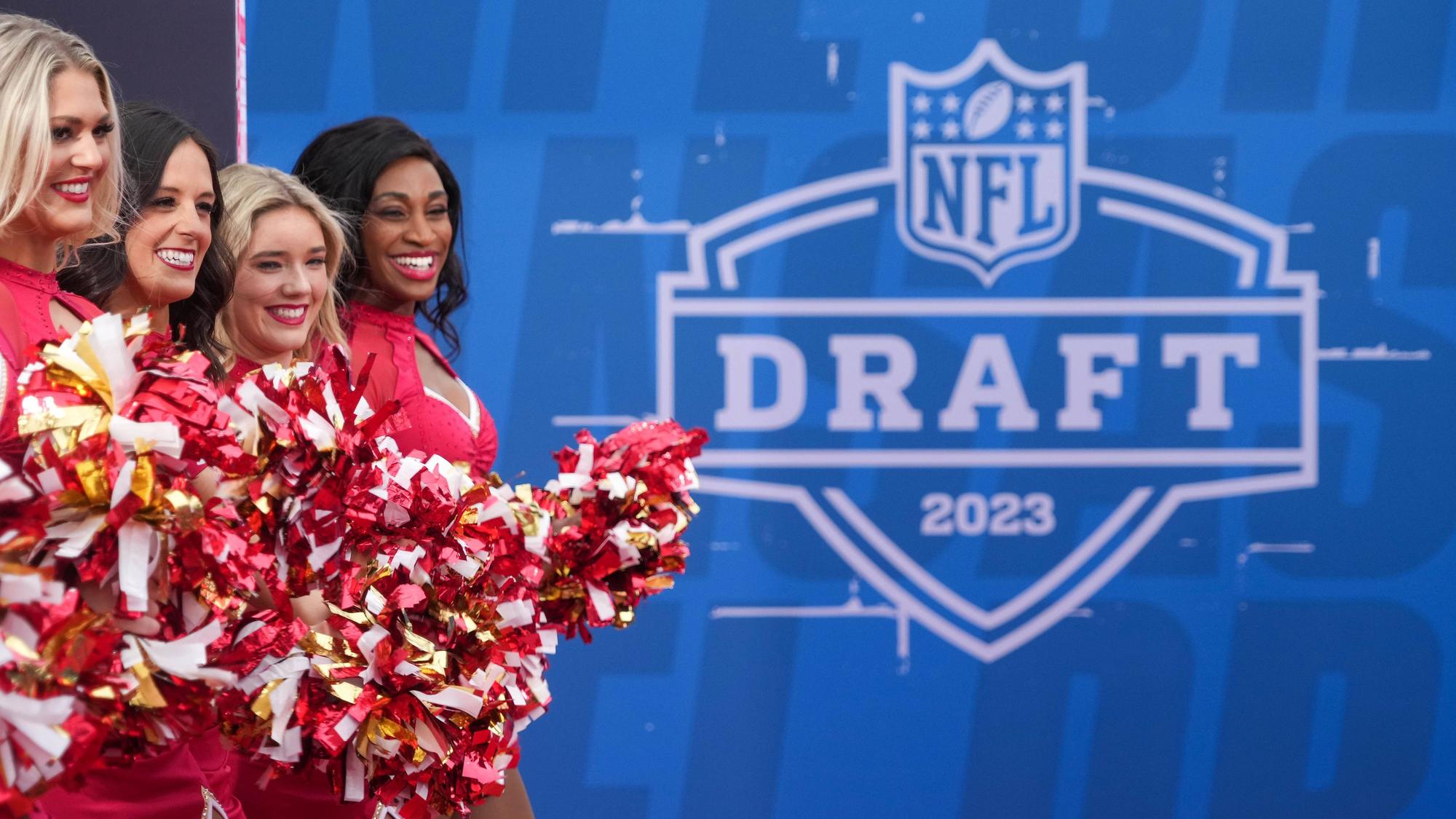 Cheerleader der Kansas City Chiefs posieren am roten Teppich am ersten Tag des NFL-Drafts.