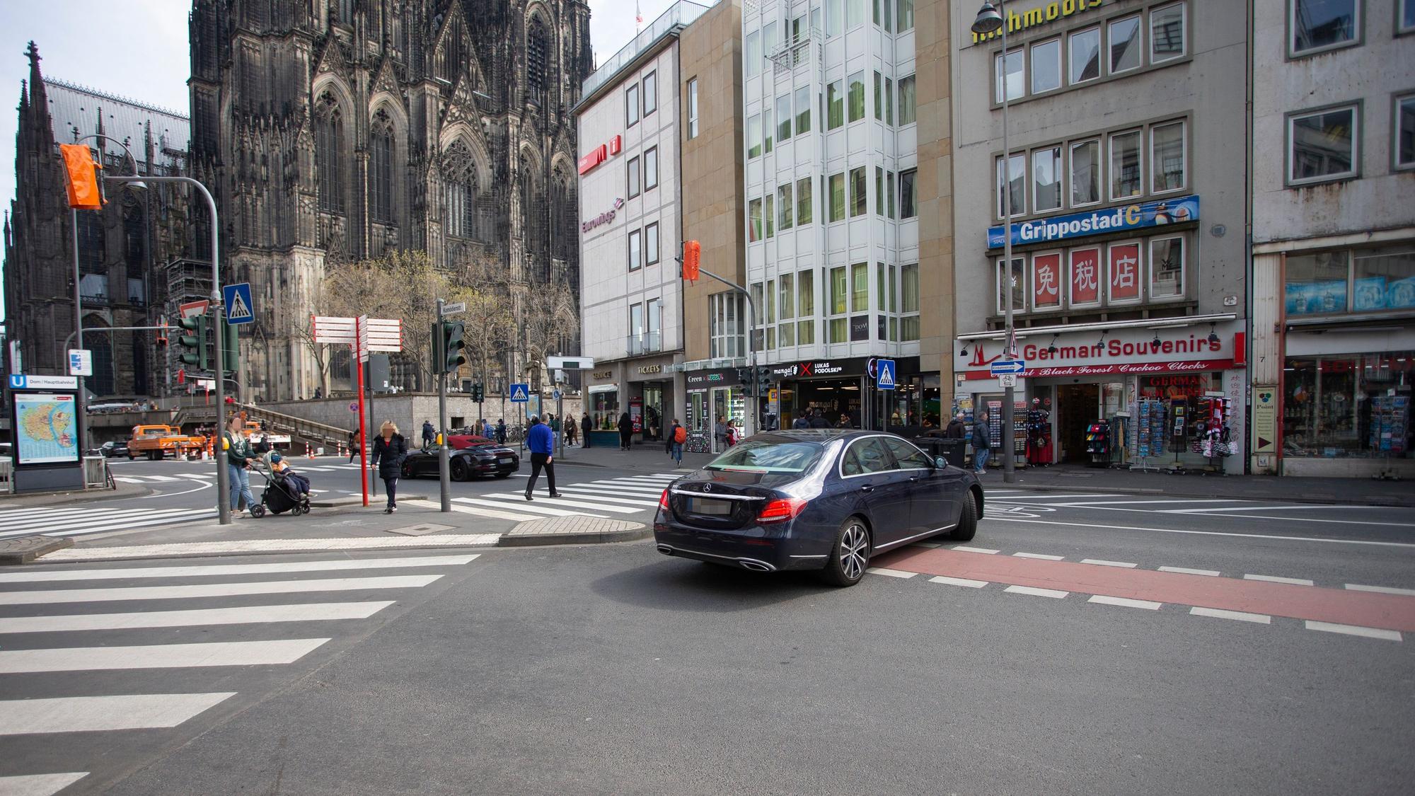 Ein Autofahrer biegt ab.