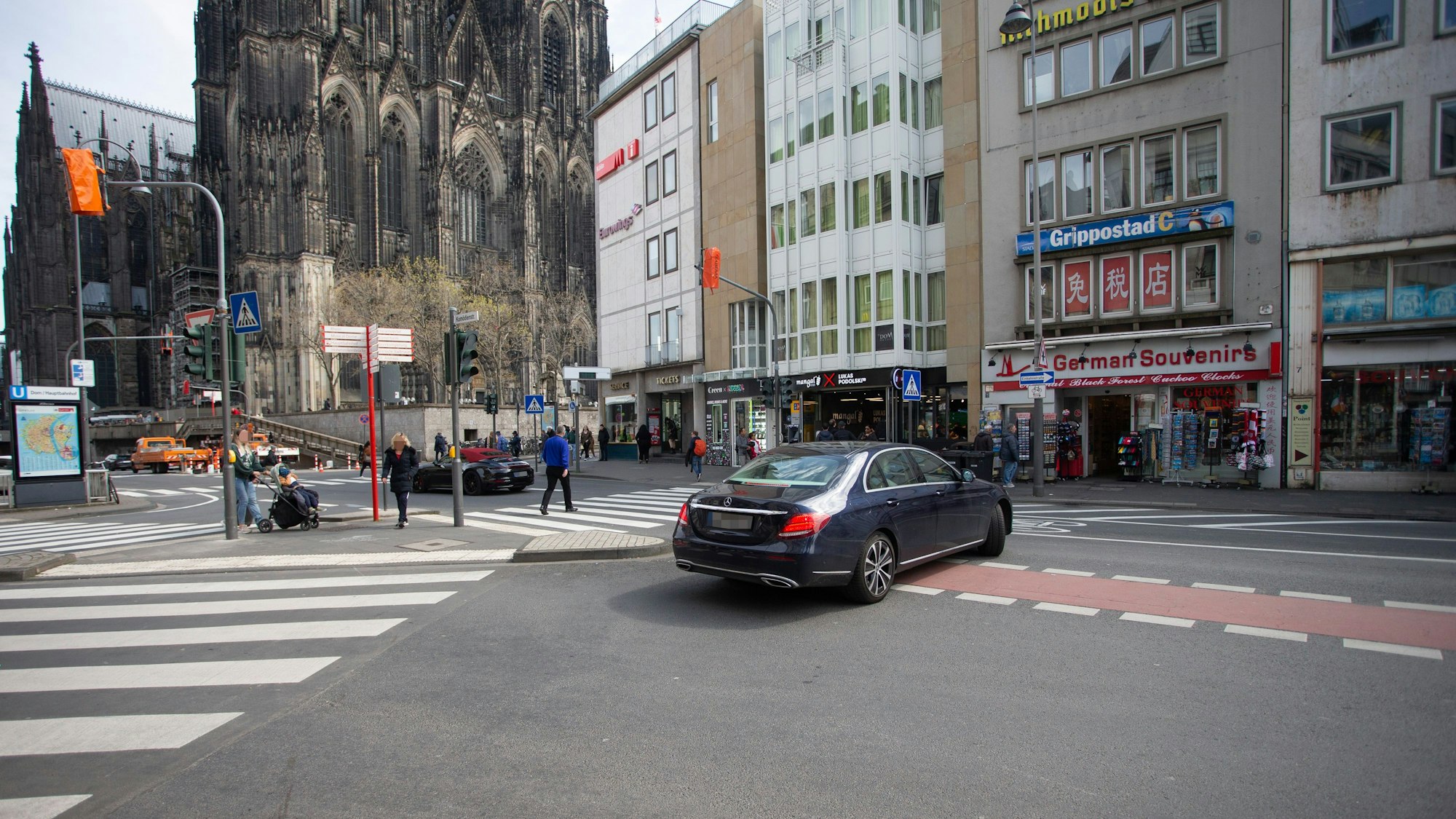 Ein Autofahrer biegt ab.