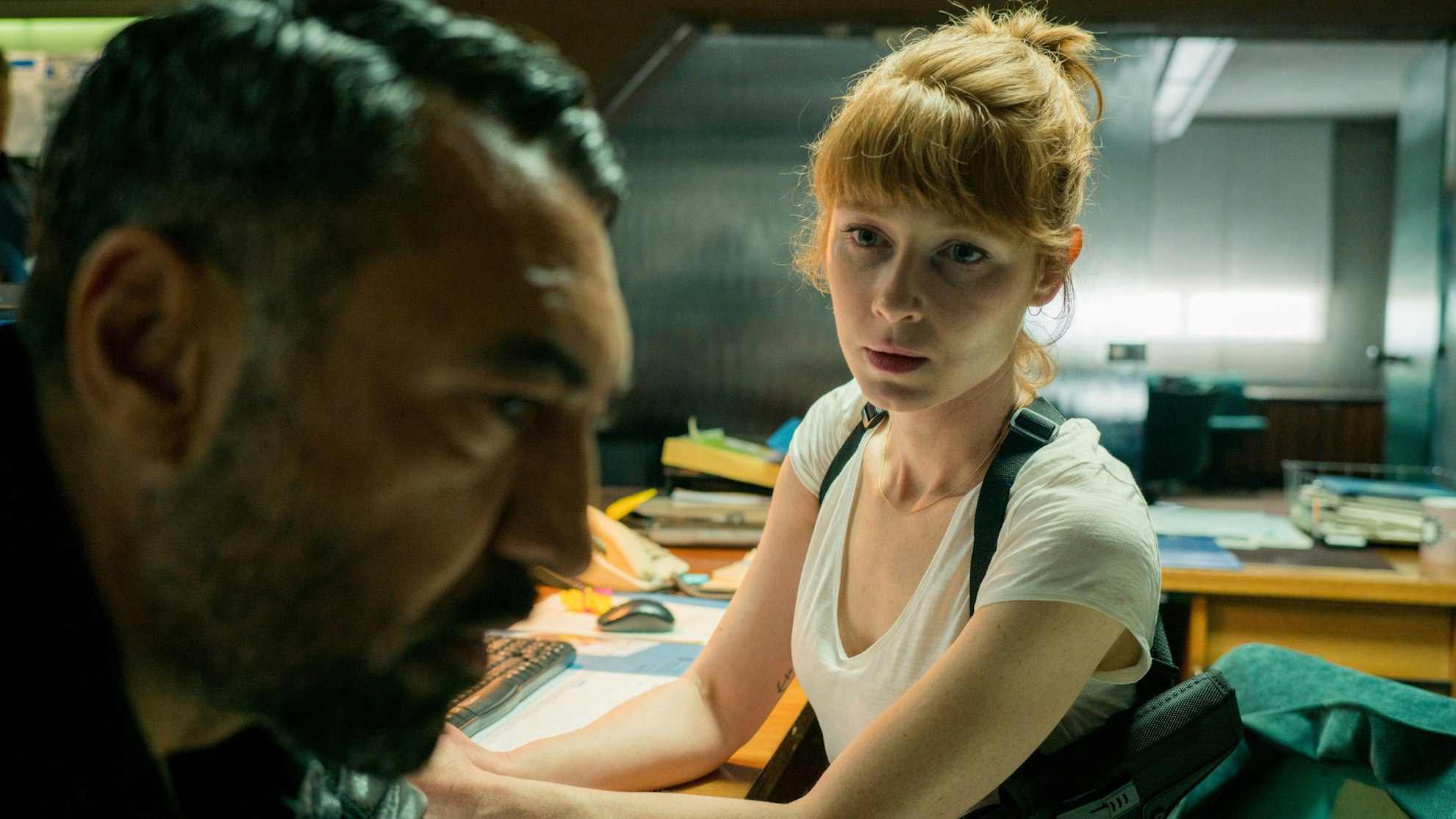 Polizistin Toni Brandner (Sarah Bauerett) befragt Cuma Ozan (Mehmet Kurtulus). Der BKA-Ermittler gerät nach einem Mord im Alpendorf Mordach selbst unter Druck.