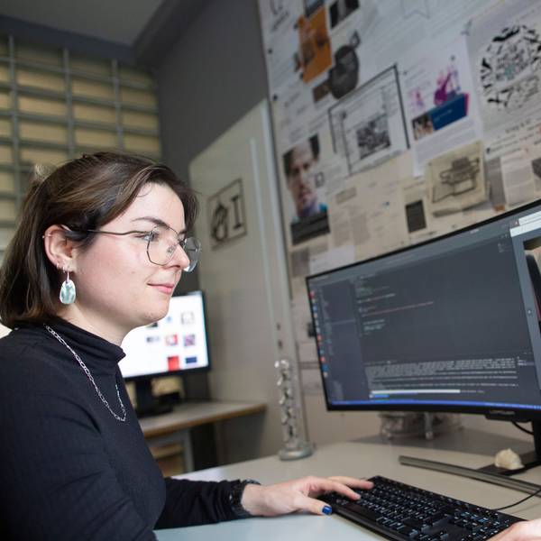 Um Gefühle und Maschinen dreht sich das Video von Studentin und Designerin Lisa Reutelsterz.