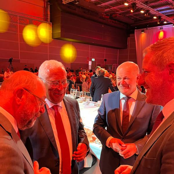 Euskirchens Landrat Markus Ramers (r.) war zur 50-Jahr-Feier der Partido Socialista in Portugal und traf dort neben Martin Schulz (l., Vorsitzender Friedrich-Ebert-Stiftung) und Bundeskanzler Olaf Scholz (2.v.r.) auf Portugals Premierminister António Costa.