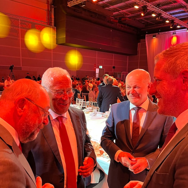 Euskirchens Landrat Markus Ramers (r.) war zur 50-Jahr-Feier der Partido Socialista in Portugal und traf dort neben Martin Schulz (l., Vorsitzender Friedrich-Ebert-Stiftung) und Bundeskanzler Olaf Scholz (2.v.r.) auf Portugals Premierminister António Costa.