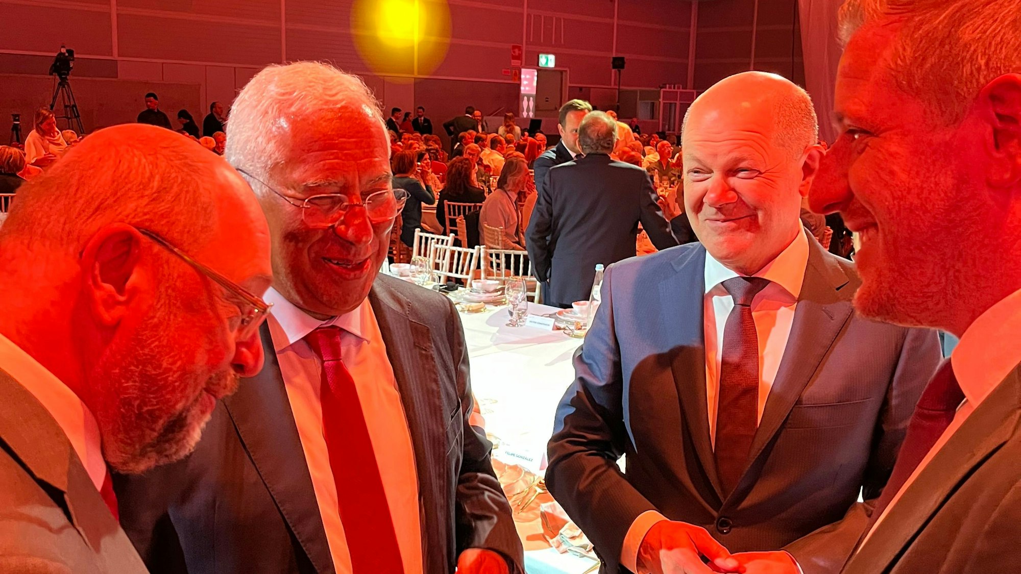 Euskirchens Landrat Markus Ramers (r.) steht auf 50-Jahr-Feier der Partido Socialista in Portugal mit Martin Schulz (l., Vorsitzender Friedrich-Ebert-Stiftung) und Bundeskanzler Olaf Scholz (2.v.r.) sowie Portugals Premierminister António Costa zusammen.