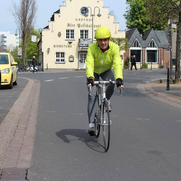 Ein Fahrradfahrer fährt auf einer Straße in der Euskirchener Innenstadt.