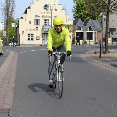 Ein Fahrradfahrer fährt auf einer Straße in der Euskirchener Innenstadt.