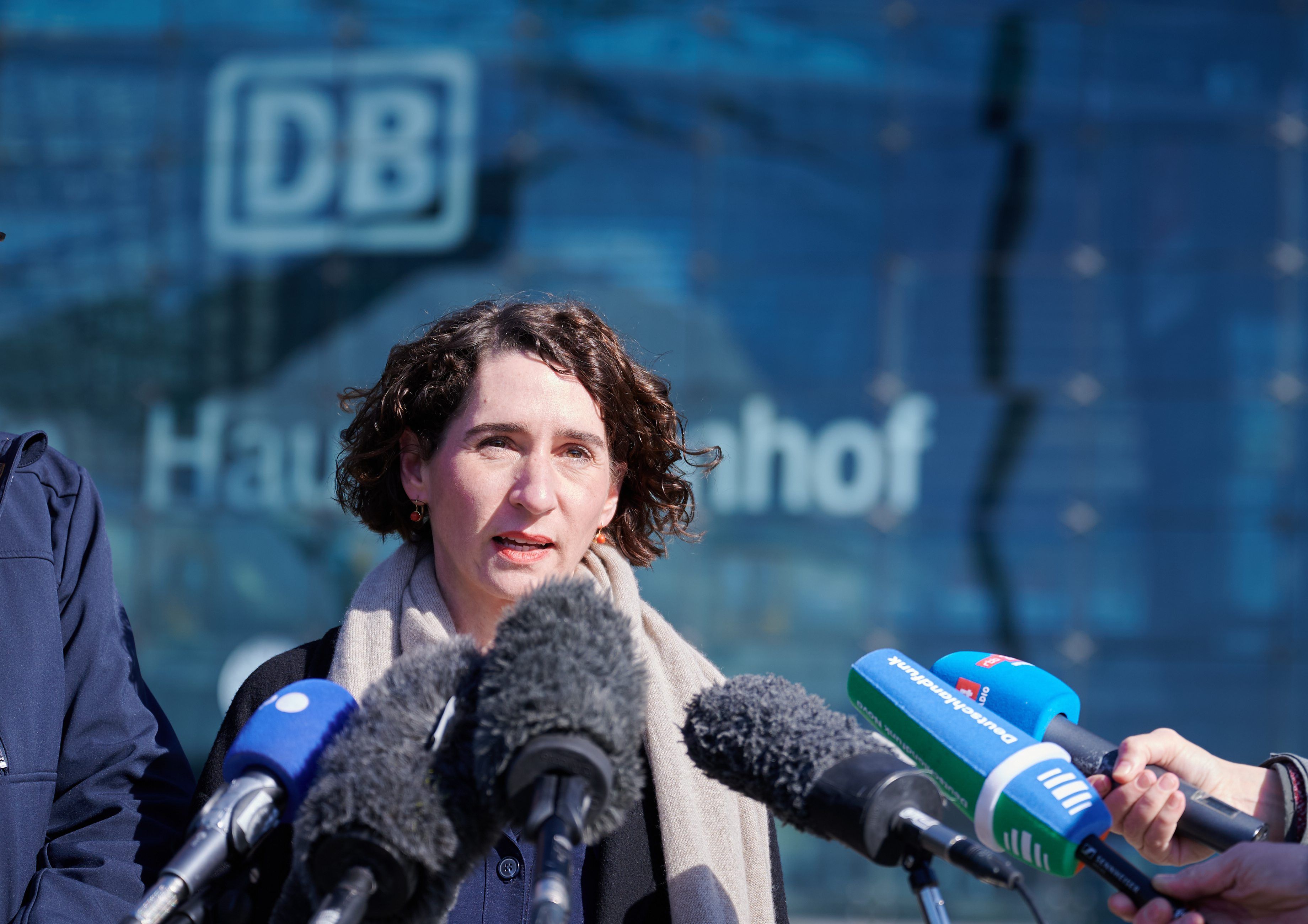Tarifstreit mit der Deutschen Bahn: Cosima Ingenschay, stellvertretende Vorsitzende der EVG, spricht bei einem Termin.
