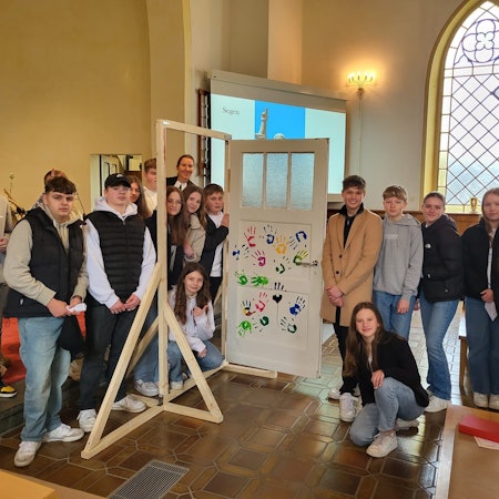 Die Konfirmandinnen und Konfirmanden in Oberbantenberg-Bielstein gestalteten gemeinsam eine Tür.