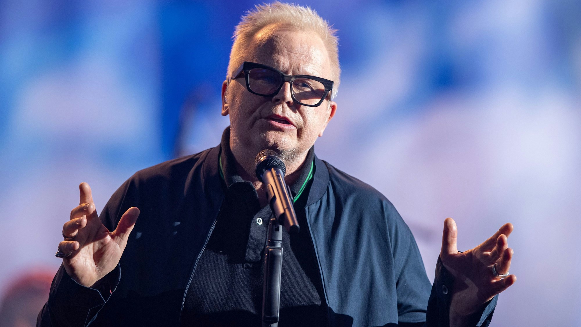 ARCHIV - 23.07.2021, Sachsen-Anhalt, Halle (Saale): Der deutsche Sänger Herbert Grönemeyer steht auf der Bühne der ARD-Benefizgala. Fans von Herbert Grönemeyer (66) können sich freuen. An diesem Freitag ist die neue Single der deutschen Pop-Ikone veröffentlicht worden. (zu dpa «"Deine Hand": Grönemeyers neue Single soll Menschen Mut machen») Foto: Hendrik Schmidt/dpa-Zentralbild/dpa +++ dpa-Bildfunk +++