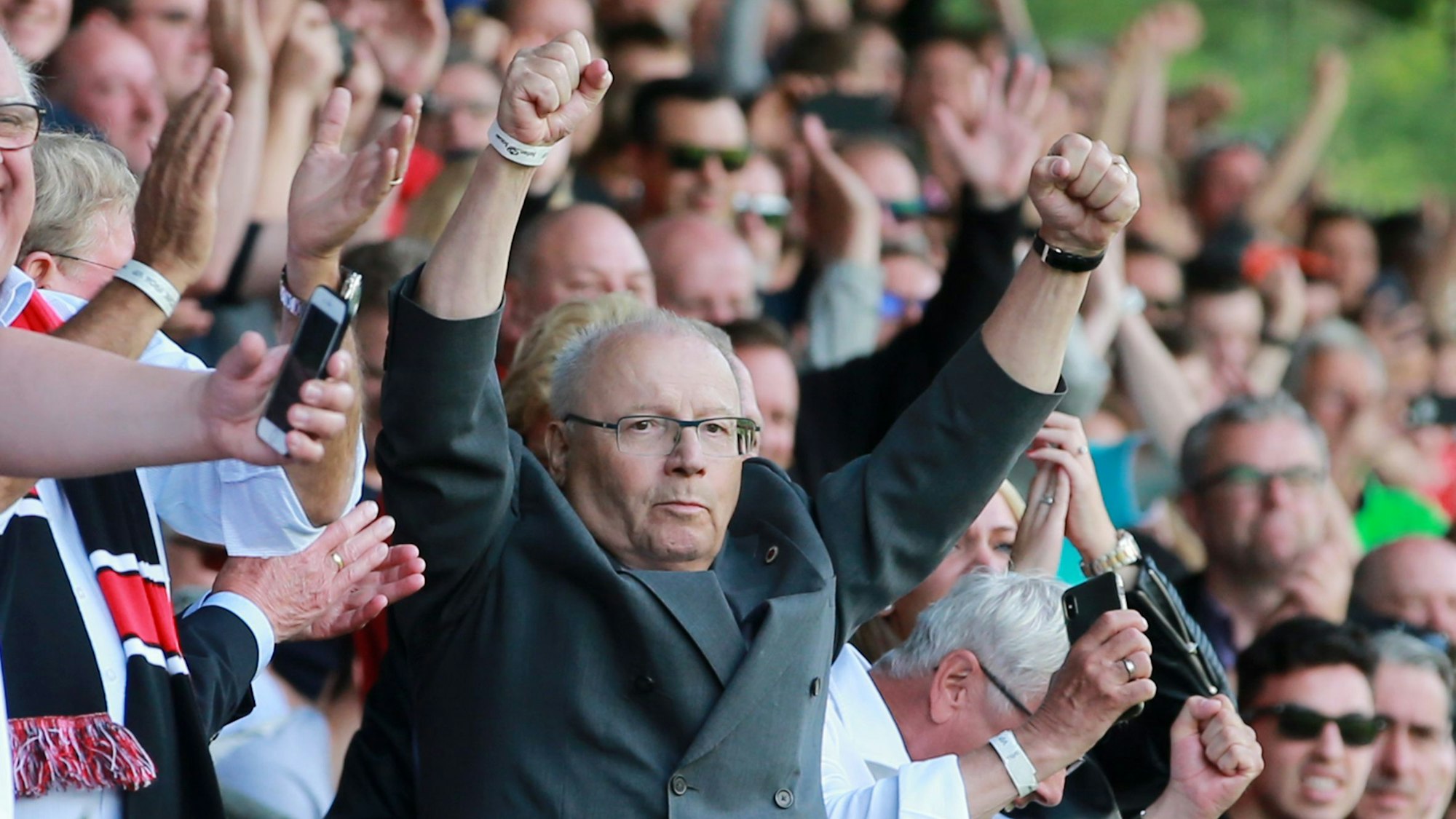 Viktoria Köln vs. Borussia Mönchengladbach II
Regionalliga West
Jubel nach dem Tor zum 1:0
Franz-Josef Wernze (Viktoria)
18.05.2019
Herbert Bucco