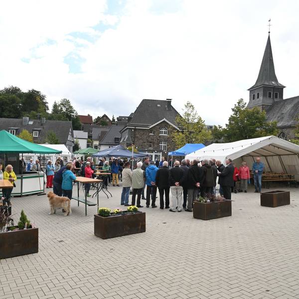 Menschen auf der Einweihung des Dorfplatzes in Kürten-Biesfeld.