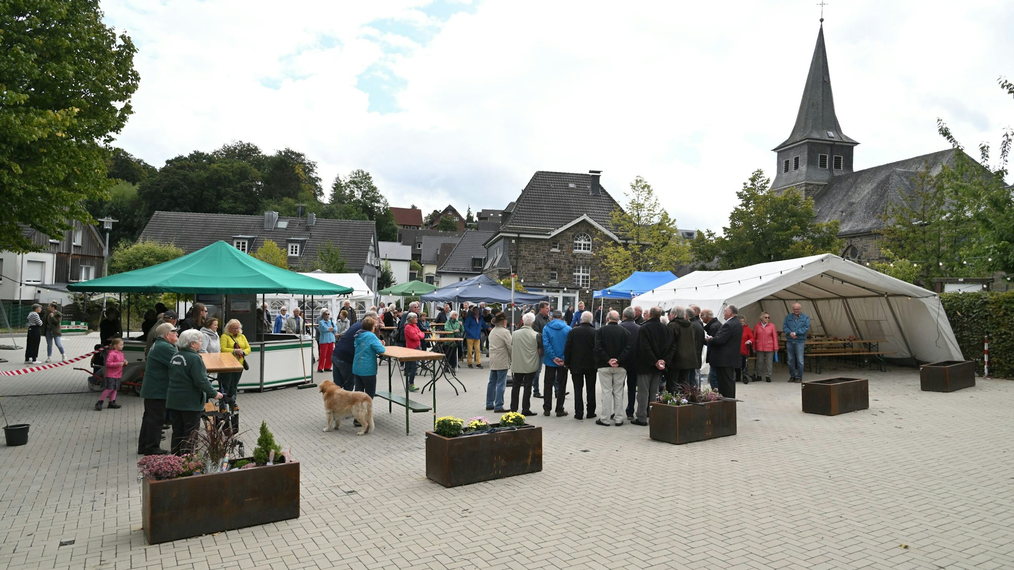 Menschen auf der Einweihung des Dorfplatzes in Kürten-Biesfeld.