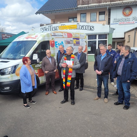 Das neue Kühlfahrzeug der Kaller Tafel, das Unternehmen finanziert haben, wurde von Pastor Josef Berger gesegnet.