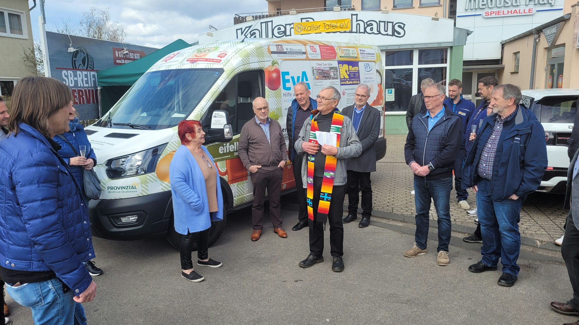 Das neue Kühlfahrzeug der Kaller Tafel, das Unternehmen finanziert haben, wurde von Pastor Josef Berger gesegnet.