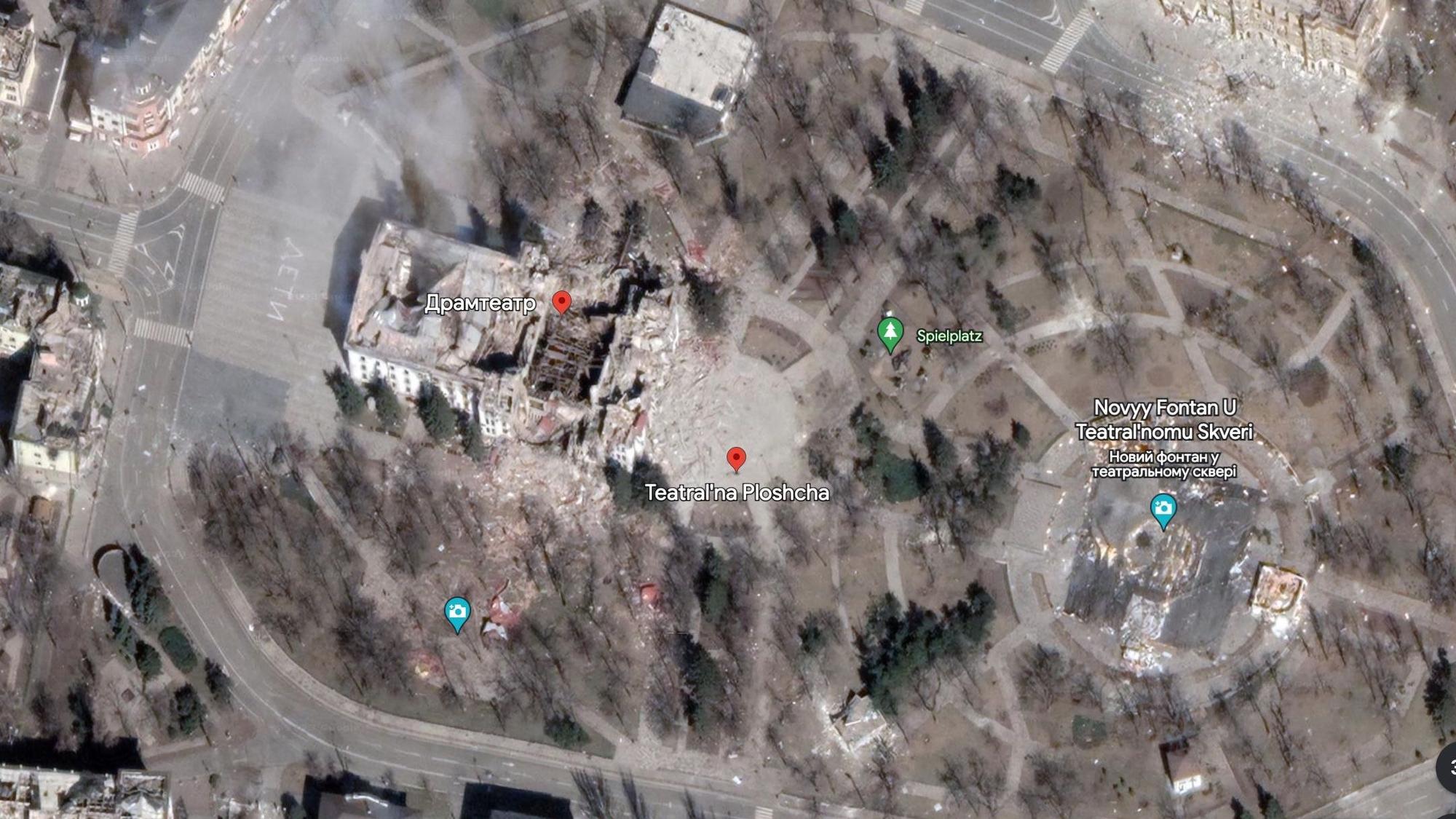 Ein Screenshot auf Google Earth zeigt das zerstörte Theater in Mariupol.