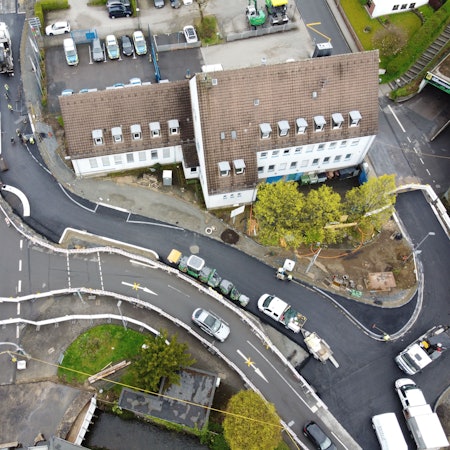 Es ist die Baustelle an der Polizei in Wipperfürth zu sehen.