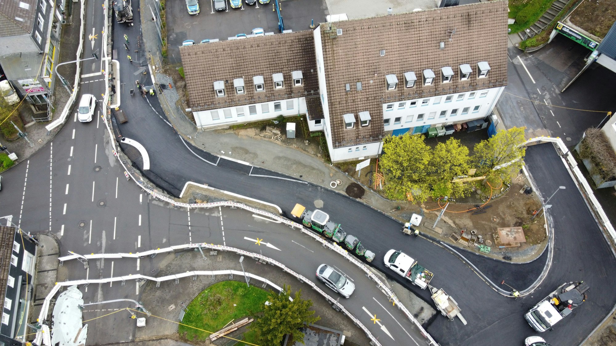 Es ist die Baustelle an der Polizei in Wipperfürth zu sehen.