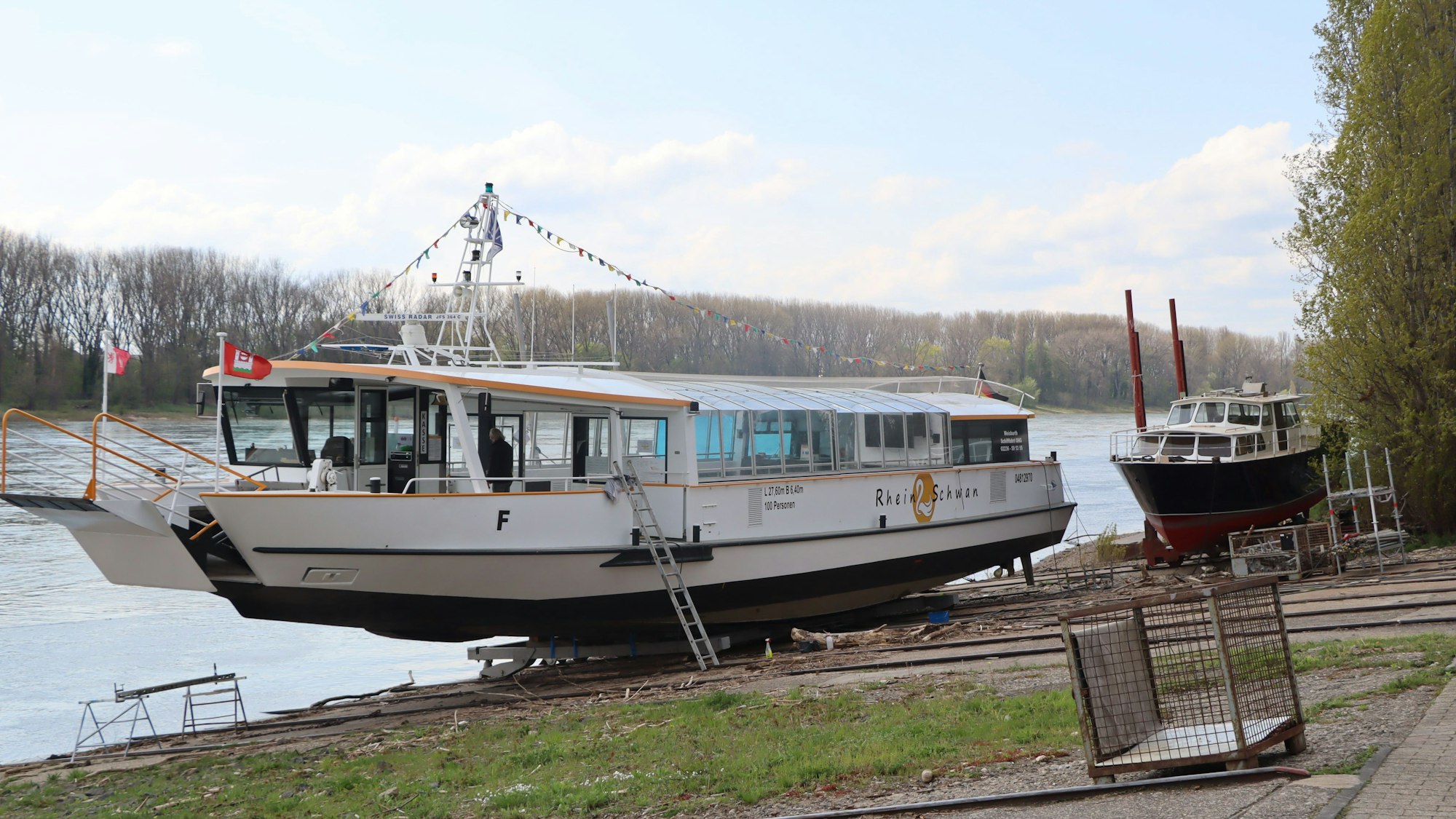 Das Fährschiff liegt „trockengelegt“ am Ufer.