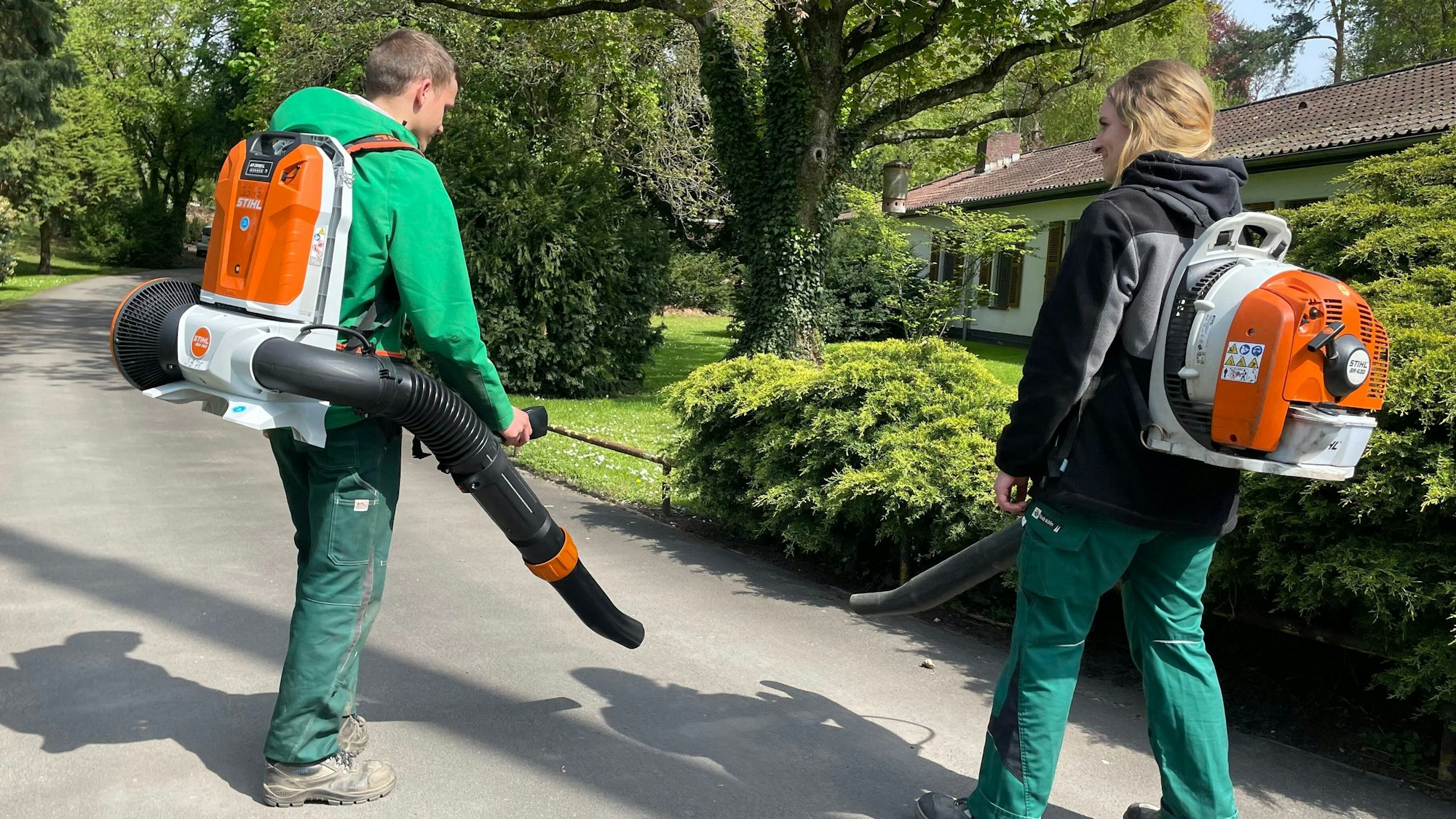 Ein elektischer Laubbläser auf der linken und einer mit Verbrennungsmotor auf der rechten. Bei der Vorstellung von E-Geräten und Fahrzeugen des Amtes für Landschaftspflege und Grünflächen.