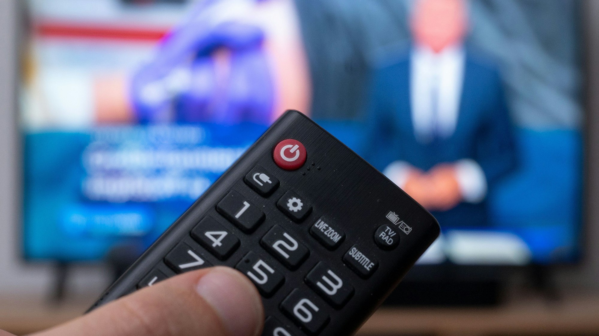 Eine Person guckt die „Tagesschau“ in der ARD.