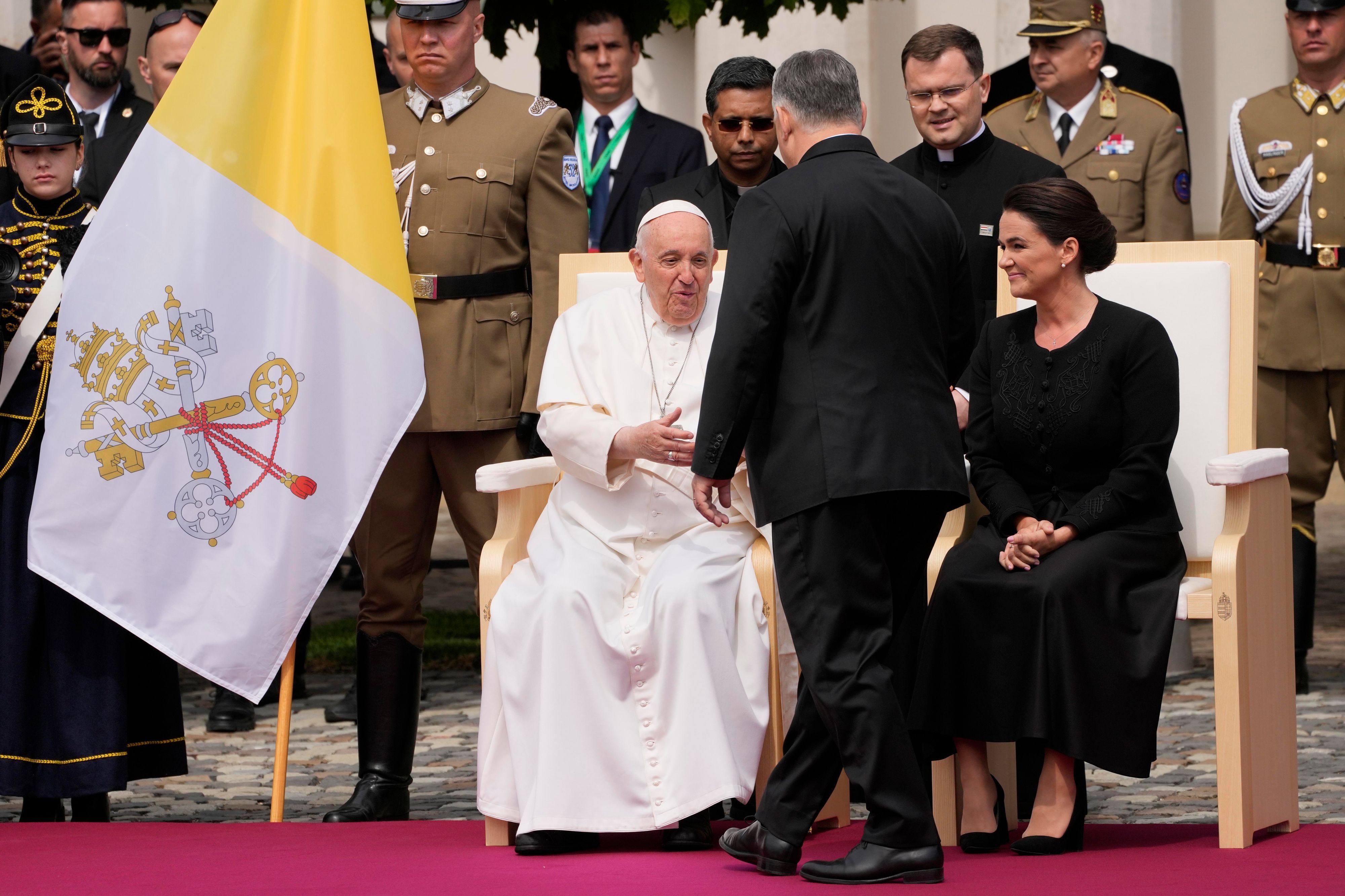 Papst Franziskus (l), wird von Viktor Orban, Ministerpräsident von Ungarn, auf dem Platz vor dem Palais Sandor begrüßt. Rechts sitzt  Katalin Novak, Präsidentin von Ungarn.