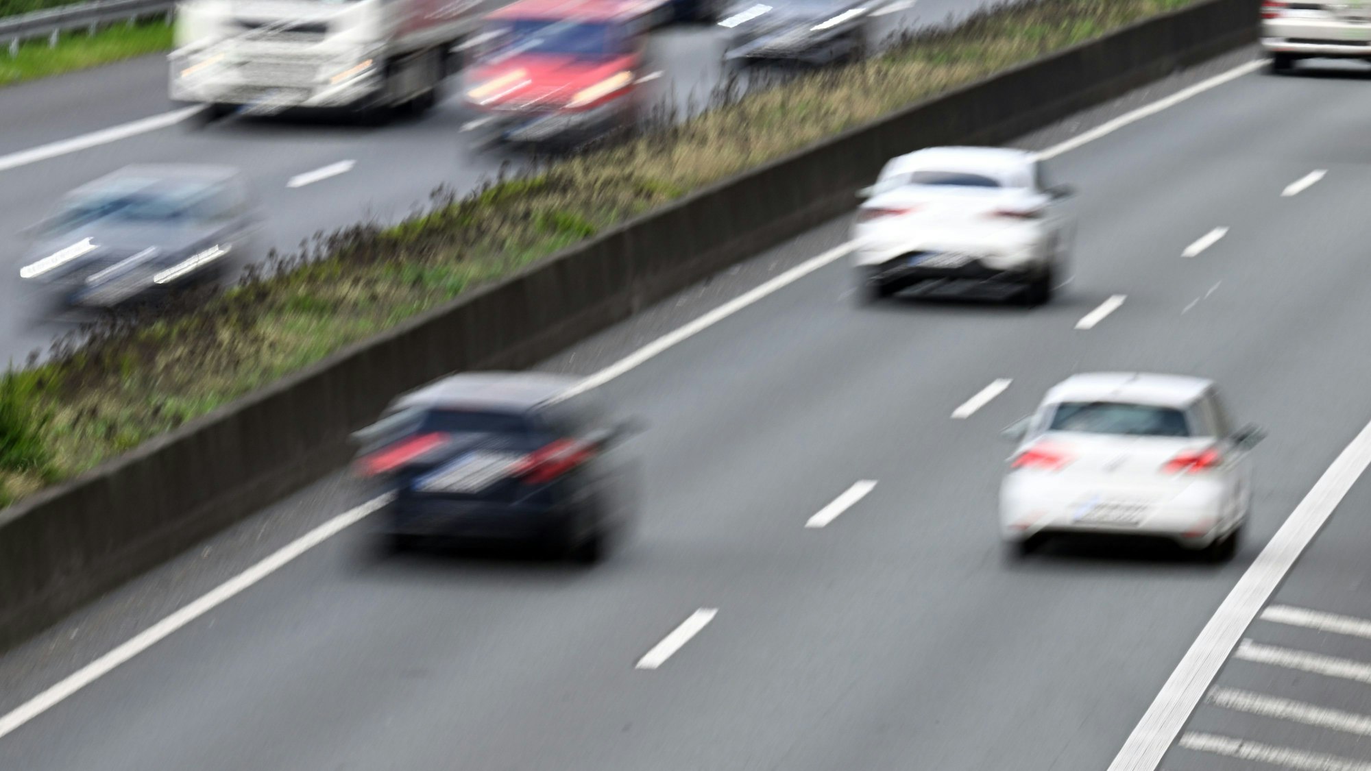 18.04.2023, Nordrhein-Westfalen, Dormagen: Fahrzeuge sind auf der Autobahn 57.