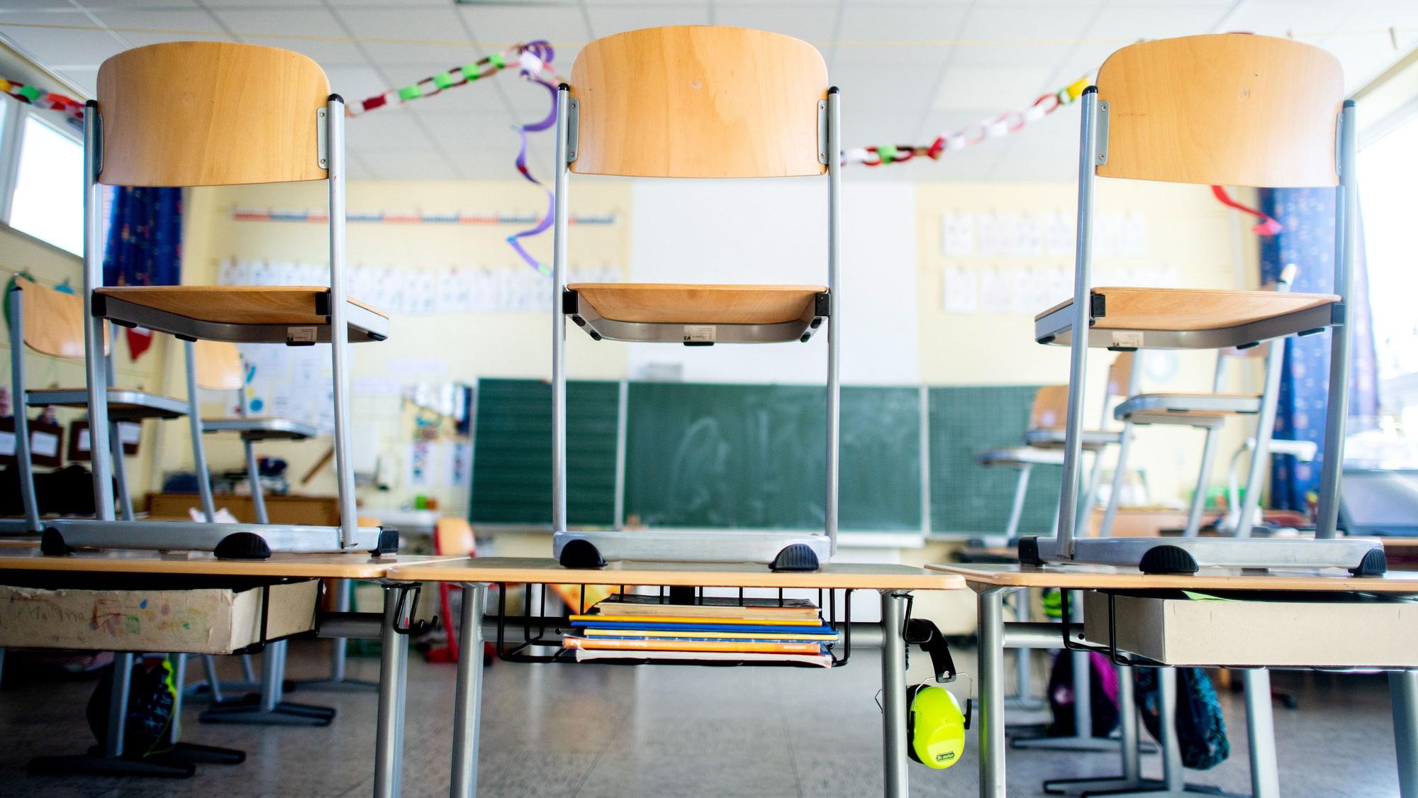 ARCHIV - 23.02.2022, Niedersachsen, Bad Zwischenahn: Stühle stehen nach Schulschluss auf den Tischen in einem Unterrichtsraum einer Grundschule. Während der Corona-Pandemie blieben die Klassenräume oft leer.