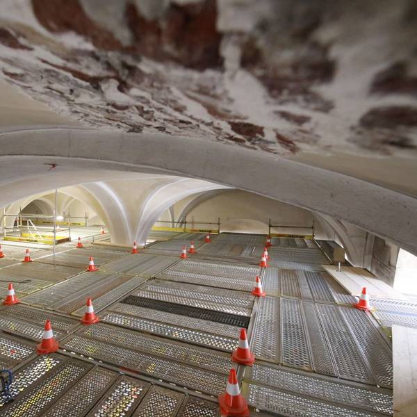Blick auf die Arbeitsplattform, die mit orangen Pylonen gesichert ist.