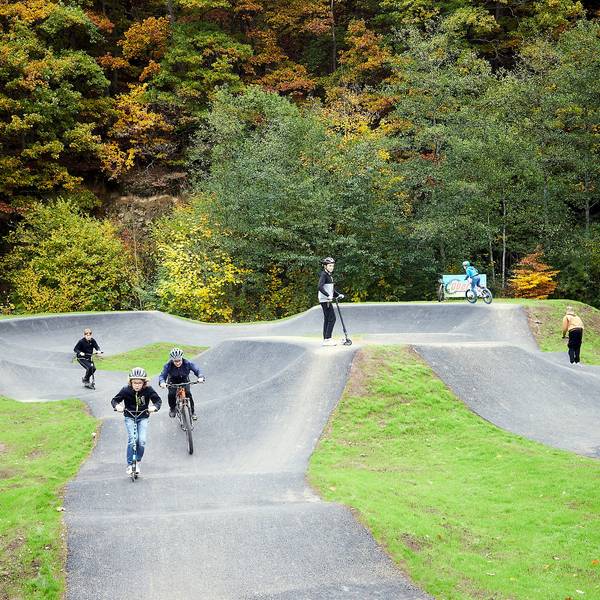 Rad- und Scooterfahrer sind auf dem Pumptrack in Blankenheim unterwegs.