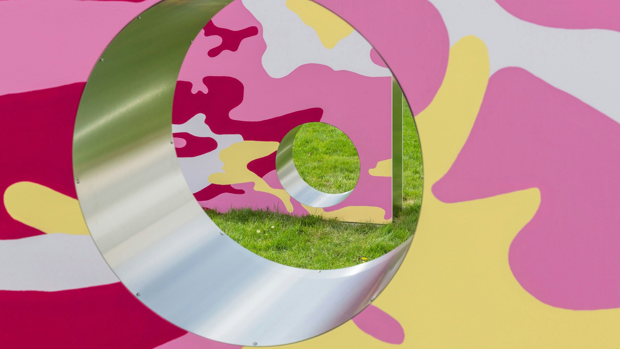 Die bunte Variante der Torwand kann beschossen werden.