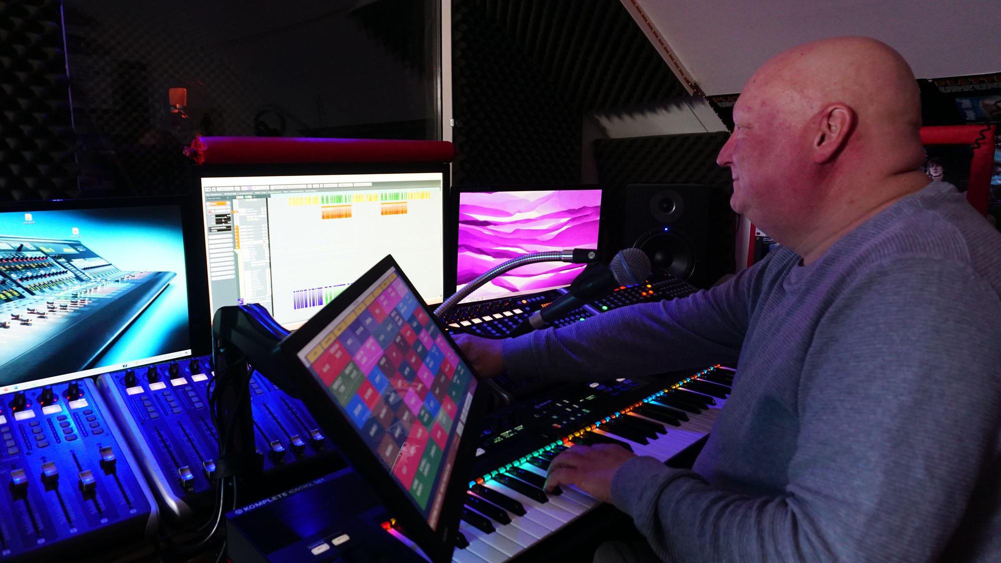 Fränk Hechler in seinem Tonstudio