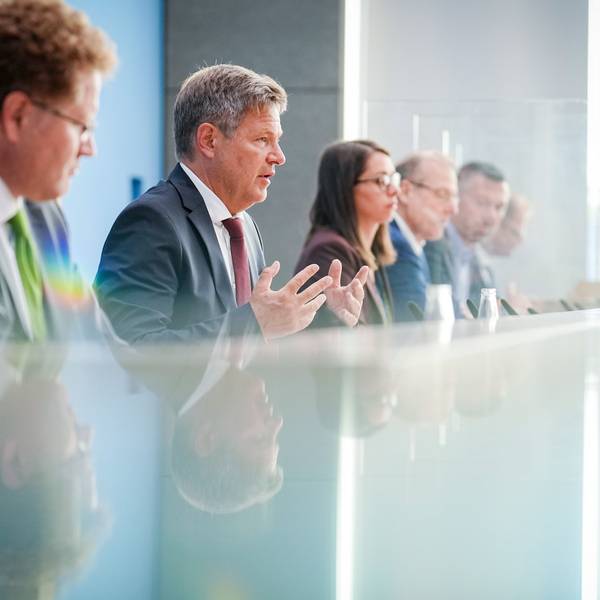 Robert Habeck (Bündnis 90/Die Grünen), Bundesminister für Wirtschaft und Klimaschutz, gibt neben Patrick Graichen (l.), Staatssekretär im BMWK eine Pressekonferenz. Wegen persönlicher Verflechtungen bei der Besetzung eines Spitzenpostens ist Graichen unter Druck geraten.