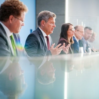 Robert Habeck (Bündnis 90/Die Grünen), Bundesminister für Wirtschaft und Klimaschutz, gibt neben Patrick Graichen (l.), Staatssekretär im BMWK eine Pressekonferenz. Wegen persönlicher Verflechtungen bei der Besetzung eines Spitzenpostens ist Graichen unter Druck geraten.