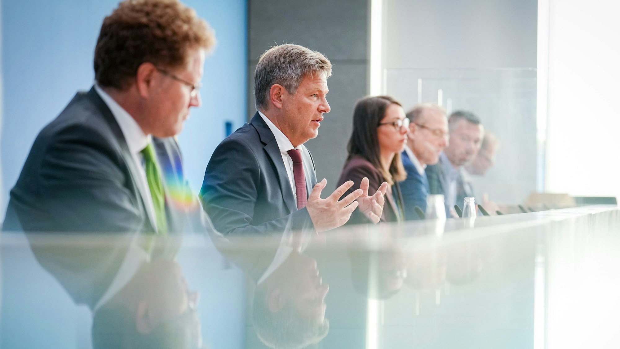 Robert Habeck (Bündnis 90/Die Grünen), Bundesminister für Wirtschaft und Klimaschutz, gibt neben Patrick Graichen (l.), Staatssekretär im BMWK eine Pressekonferenz. Wegen persönlicher Verflechtungen bei der Besetzung eines Spitzenpostens ist Graichen unter Druck geraten.