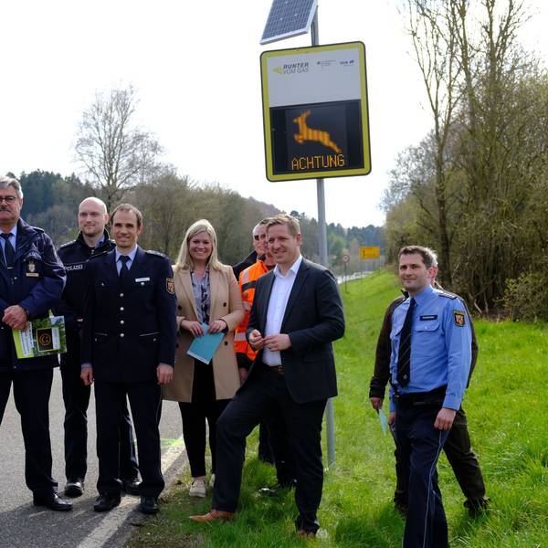 Vorstellung der Dialog-Displays mit Behördenvertretern an der L115 bei Dollendorf im Kreis Euskirchen.