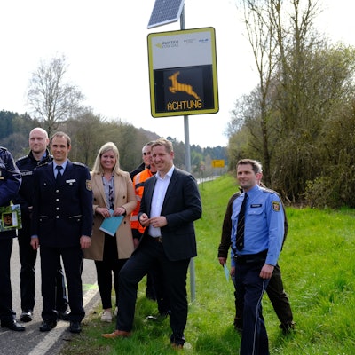 Vorstellung der Dialog-Displays mit Behördenvertretern an der L115 bei Dollendorf im Kreis Euskirchen.