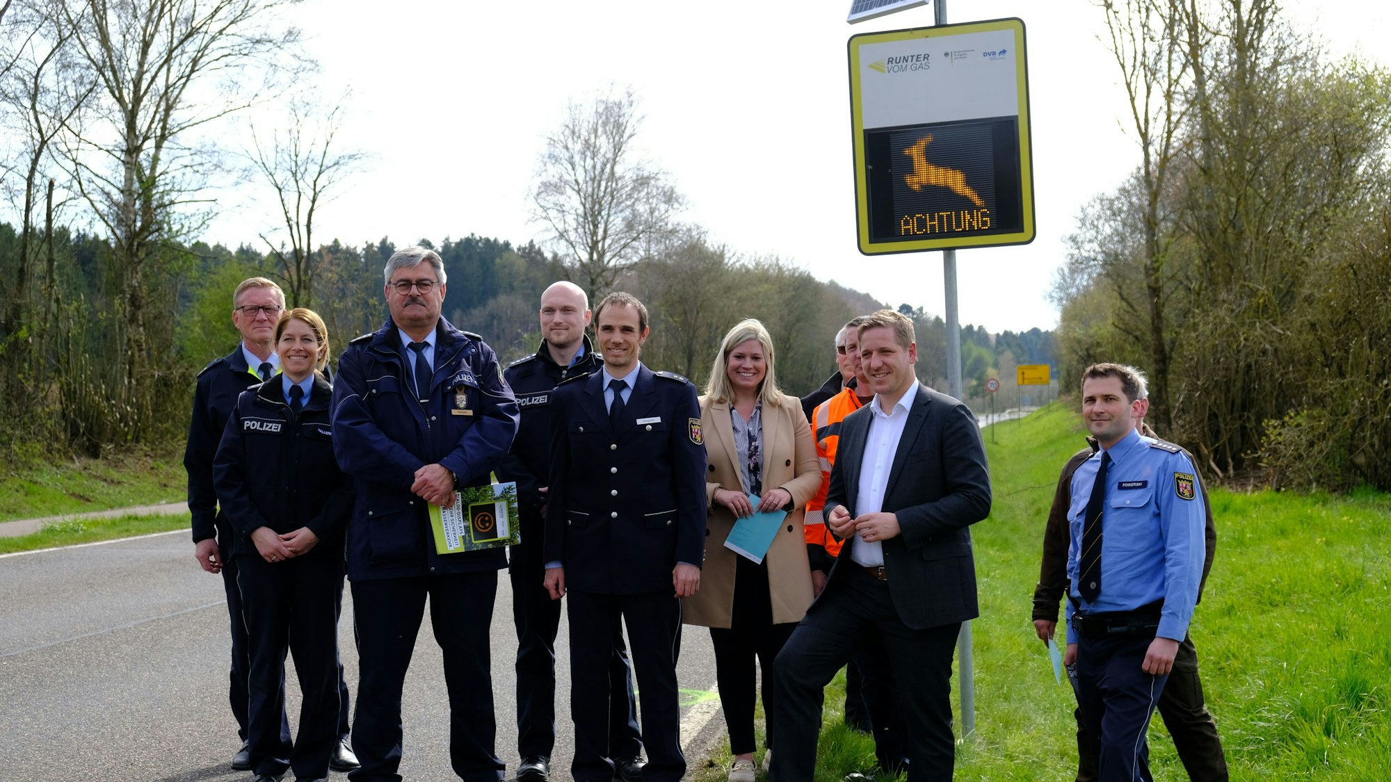 Vorstellung der Dialog-Displays mit Behördenvertretern an der L115 bei Dollendorf im Kreis Euskirchen.