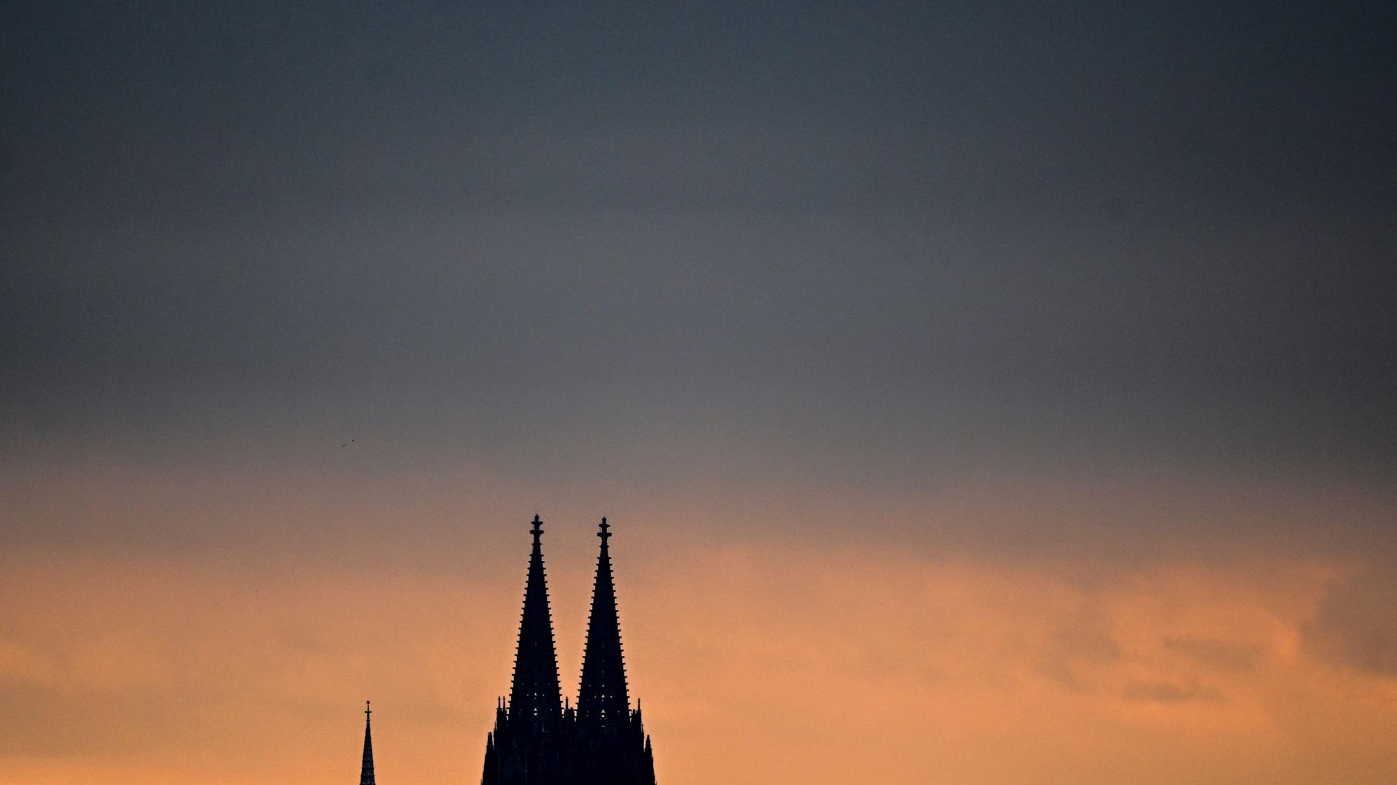Dunkel ist der Himmel über den Türmen vom Kölner Dom.