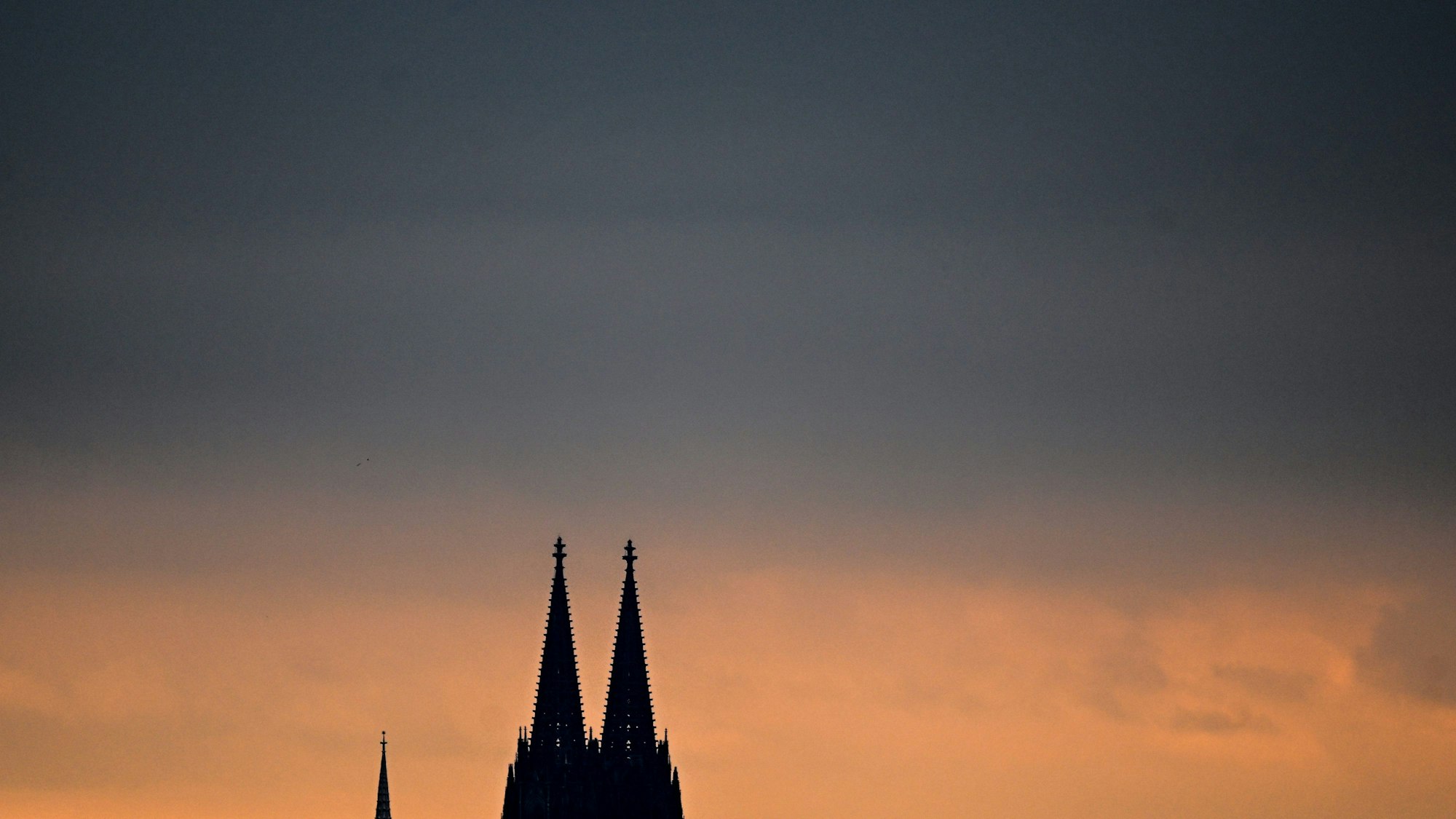 Dunkel ist der Himmel über den Türmen vom Kölner Dom.