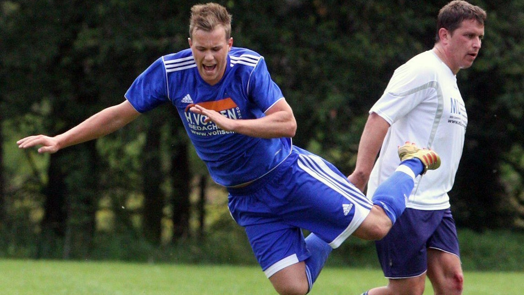 Lommersums Philipp Henn wird in der Partie gegen die SG Erfthöhen gestoppt.